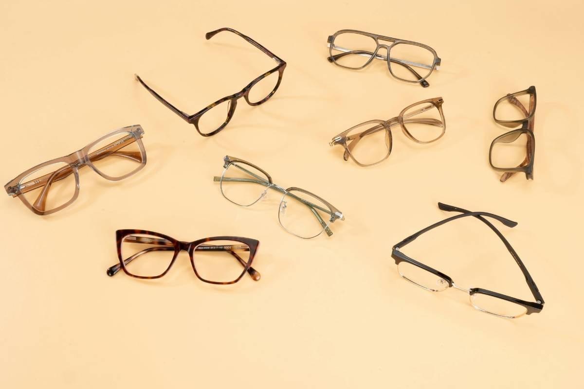 Forma degli occhiali: come scegliere la montatura giusta in base al viso