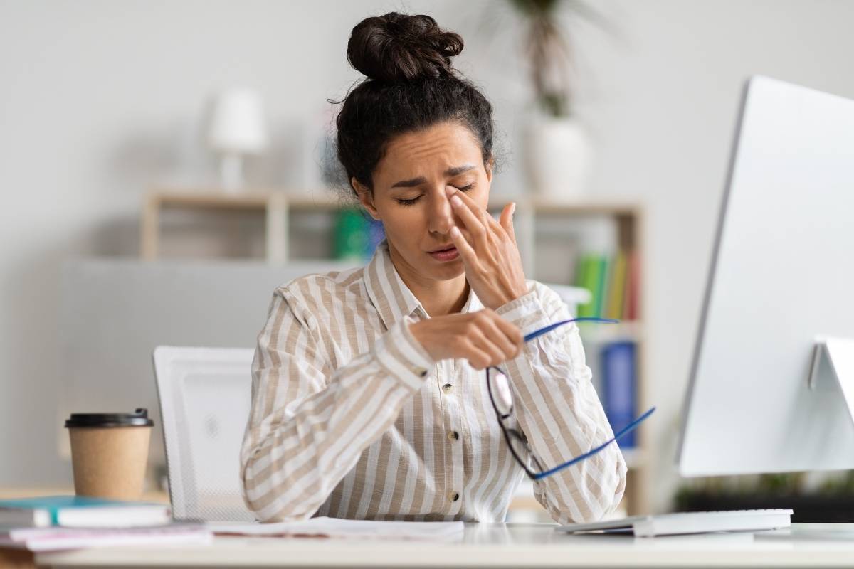 Occhi secchi e uso prolungato del computer: cause e soluzioni