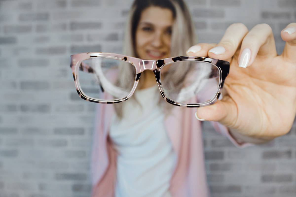Occhiali antiriflesso: davvero servono? Tutti i pro e contro
